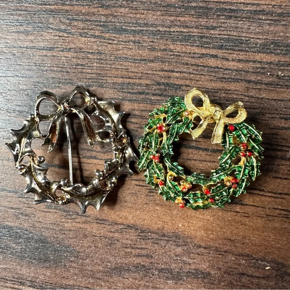 VTG Enamel Christmas Wreath Brooch Set of 2